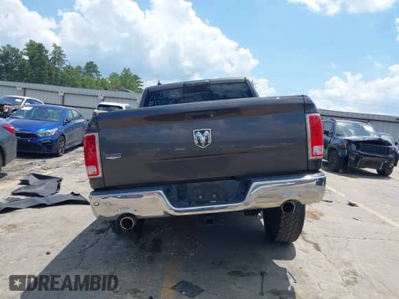 2015 Ram 1500 Laramie z VIN 1C6RR6NT7FS621680, wystawiony jako IAAI lot #42887104 z przebiegiem 203 488 mil mil oraz . Historia ofert i sprzedaży dostępna na DreamBid. Obrazek 17.