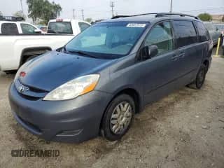 2009 Toyota Sienna CE z VIN 5TDZK23C39S256453, wystawiony jako Copart lot #82657915 z przebiegiem 235 534 mil mil oraz Czysty tytuł • Clean title. Historia ofert i sprzedaży dostępna na DreamBid. Obrazek 1.
