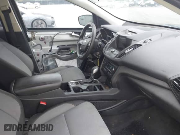 2018 Ford Escape SE z VIN 1FMCU9GD9JUA46690, wystawiony jako IAAI lot #43007710 z przebiegiem 57 542 mil mil oraz . Historia ofert i sprzedaży dostępna na DreamBid. Obrazek 5.