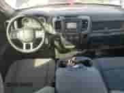 2019 Ram 1500 Tradesman z VIN 1C6RR7KM1KS682245, wystawiony jako Copart lot #56376515 z przebiegiem 37 942 mil mil oraz Szkoda całkowita • Salvage title. Historia ofert i sprzedaży dostępna na DreamBid. Obrazek 8.