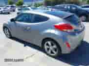 2012 Hyundai Veloster w/Gray Int z VIN KMHTC6AD1CU020968, wystawiony jako IAAI lot #43022090 z przebiegiem 165 974 mil mil oraz . Historia ofert i sprzedaży dostępna na DreamBid. Obrazek 3.