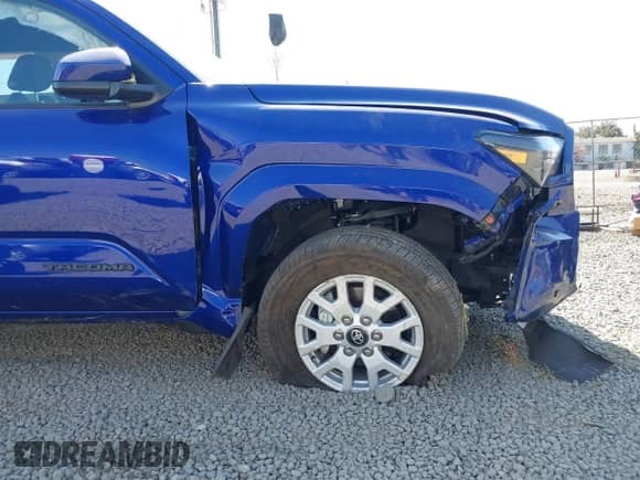 2024 Toyota Tacoma TRD Off Road with VIN 3TMLB5JN7RM001123, listed as a IAAI auction lot 43085472 with 35,813 mi miles and . Bid and sale history available at DreamBid. Image 6.