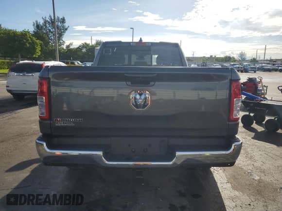 2022 Ram 1500 Big Horn z VIN 1C6RREBG5NN452239, wystawiony jako Copart lot #80565435 z przebiegiem 13 626 mil mil oraz Czysty tytuł • Clean title. Historia ofert i sprzedaży dostępna na DreamBid. Obrazek 6.