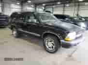 1998 Chevrolet Blazer LT z VIN 1GNDT13W3W2139171, wystawiony jako Copart lot #50983195 z przebiegiem 157 580 mil mil oraz Czysty tytuł • Clean title. Historia ofert i sprzedaży dostępna na DreamBid. Obrazek 4.