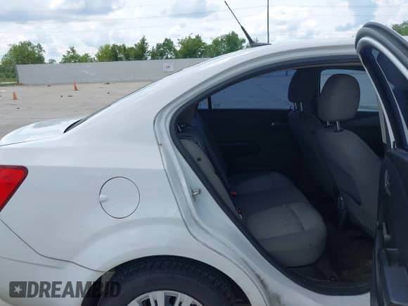 2014 Chevrolet Sonic LS z VIN 1G1JA5SH6E4223041, wystawiony jako IAAI lot #43092778 z przebiegiem 226 312 mil mil oraz . Historia ofert i sprzedaży dostępna na DreamBid. Obrazek 8.