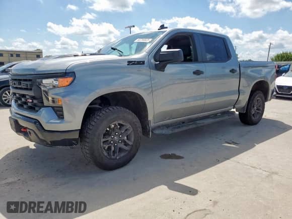 2024 Chevrolet Silverado 1500 Custom Trail Boss z VIN 3GCUDCE88RG346358, wystawiony jako Copart lot #62258825 z przebiegiem Nie podano mil oraz Szkoda całkowita • Salvage title. Historia ofert i sprzedaży dostępna na DreamBid. Obrazek 1.