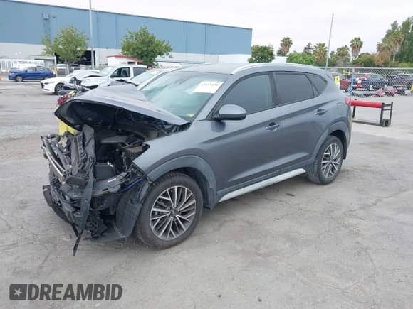 2019 Hyundai Tucson Sport z VIN KM8J33AL4KU951962, wystawiony jako IAAI lot #42455458 z przebiegiem 93 837 mil mil oraz . Historia ofert i sprzedaży dostępna na DreamBid. Obrazek 2.