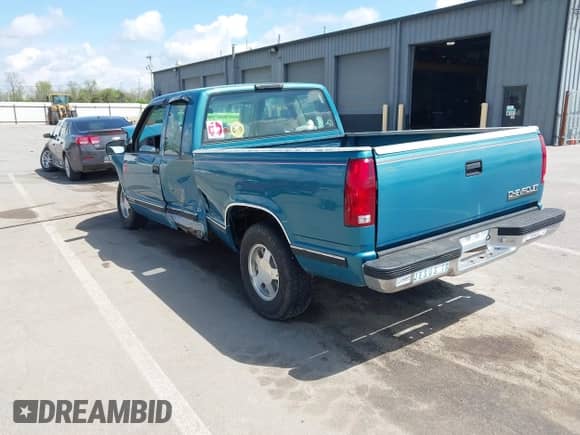 1998 Chevrolet Silverado 1500 z VIN 2GCEC19M2W1251821, wystawiony jako IAAI lot #42166116 z przebiegiem 215 094 mil mil oraz . Historia ofert i sprzedaży dostępna na DreamBid. Obrazek 3.