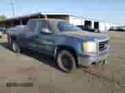 2007 GMC Sierra 1500 Work Truck z VIN 1GTEK19097Z518736, wystawiony jako Copart lot #71458525 z przebiegiem 186 559 mil mil oraz Czysty tytuł • Clean title. Historia ofert i sprzedaży dostępna na DreamBid. Obrazek 4.