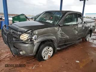 2006 Toyota Tundra Limited z VIN 5TBDT48166S516827, wystawiony jako Copart lot #83827565 z przebiegiem 215 382 mil mil oraz Szkoda całkowita • Salvage title. Historia ofert i sprzedaży dostępna na DreamBid. Obrazek 1.