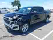 2025 Ram 1500 Lone Star z VIN 1C6SRFFP2SN538752, wystawiony jako IAAI lot #42266903 z przebiegiem 6 180 mil mil oraz . Historia ofert i sprzedaży dostępna na DreamBid. Obrazek 2.