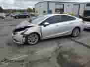 2017 Chevrolet Cruze LS z VIN 1G1BC5SM8H7124364, wystawiony jako Copart lot #81910565 z przebiegiem 75 631 mil mil oraz Szkoda całkowita • Salvage title. Historia ofert i sprzedaży dostępna na DreamBid. Obrazek 1.