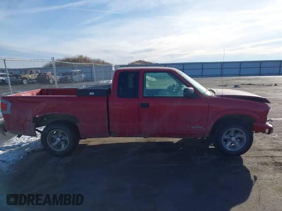 1998 Chevrolet S-10 LS с VIN 1GCCS1940W8216444, выставлен на аукционе IAAI как лот 41646371 с пробегом 141 743 миль миль и . История ставок и продаж доступна на DreamBid. Изображение 13.