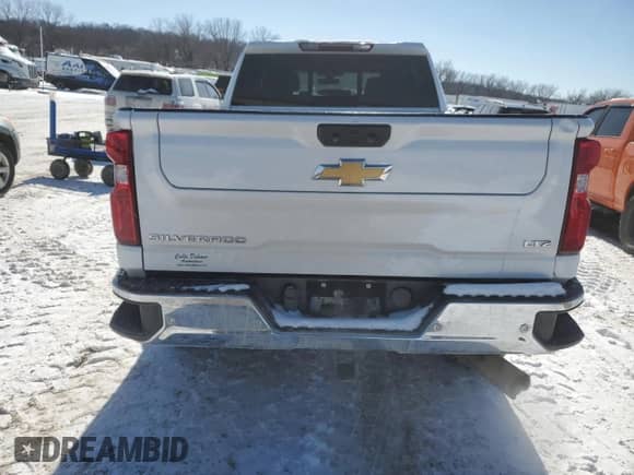 2022 Chevrolet Silverado 3500HD LTZ z VIN 1GC4YUEY4NF273091, wystawiony jako Copart lot #45113795 z przebiegiem 123 680 mil mil oraz Szkoda całkowita • Salvage title. Historia ofert i sprzedaży dostępna na DreamBid. Obrazek 6.