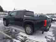 2024 Toyota Tacoma SR5 z VIN 3TMKB5FN3RM004833, wystawiony jako IAAI lot #41580572 z przebiegiem 7 039 mil mil oraz . Historia ofert i sprzedaży dostępna na DreamBid. Obrazek 3.