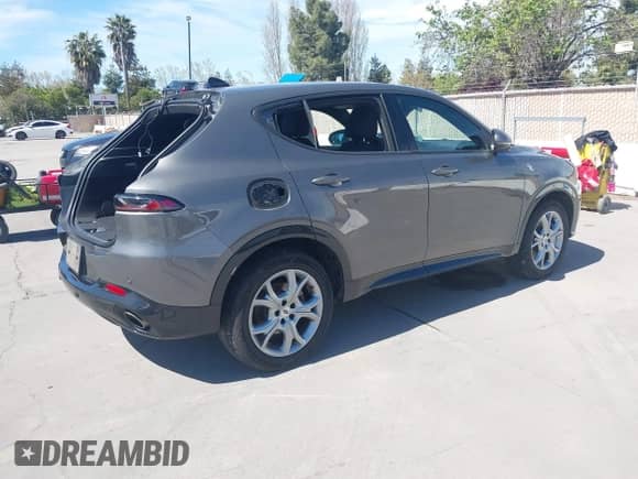 2024 Dodge Hornet R/T z VIN ZACPDFCW9R3A33003, wystawiony jako IAAI lot #42021334 z przebiegiem 31 154 mil mil oraz . Historia ofert i sprzedaży dostępna na DreamBid. Obrazek 4.