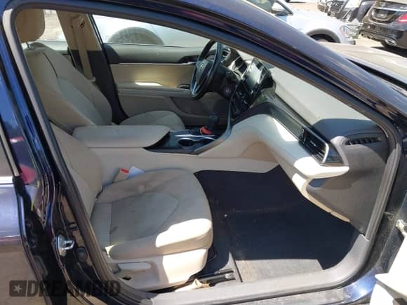 2021 Toyota Camry LE z VIN 4T1C11AK7MU516429, wystawiony jako IAAI lot #42794424 z przebiegiem 52 924 mil mil oraz . Historia ofert i sprzedaży dostępna na DreamBid. Obrazek 5.