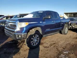 2014 Toyota Tundra Limited z VIN 5TFBW5F15EX389818, wystawiony jako Copart lot #42332315 z przebiegiem 239 056 mil mil oraz Szkoda całkowita • Salvage title. Historia ofert i sprzedaży dostępna na DreamBid. Obrazek 1.