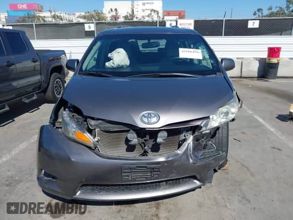 2016 Toyota Sienna LE z VIN 5TDKK3DC2GS757613, wystawiony jako IAAI lot #43166495 z przebiegiem 113 245 mil mil oraz . Historia ofert i sprzedaży dostępna na DreamBid. Obrazek 12.