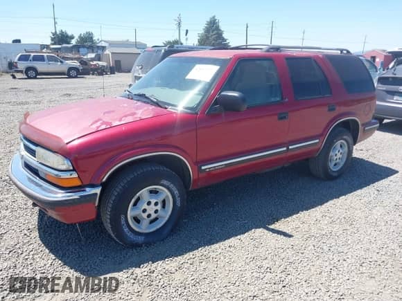 1999 Chevrolet Blazer LS z VIN 1GNDT13W9XK122778, wystawiony jako IAAI lot #42647297 z przebiegiem 213 088 mil mil oraz . Historia ofert i sprzedaży dostępna na DreamBid. Obrazek 2.