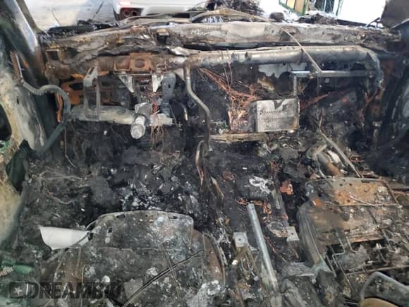 2011 BMW M3 z VIN WBSDX9C50BE399046, wystawiony jako Copart lot #83610864 z przebiegiem Nie podano mil oraz Nie do naprawy • Non repairable. Historia ofert i sprzedaży dostępna na DreamBid. Obrazek 8.