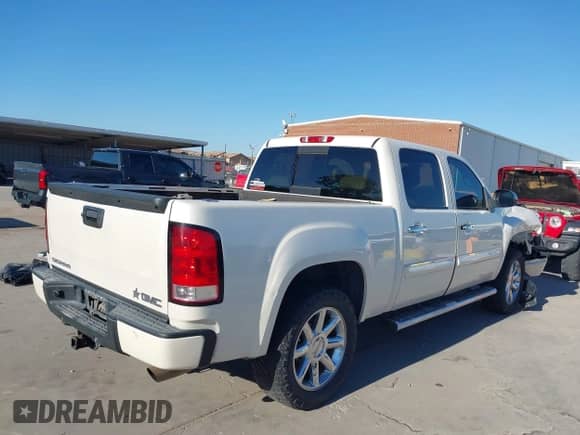 2013 GMC Sierra 1500 Denali z VIN 3GTP2XE24DG345268, wystawiony jako IAAI lot #43357777 z przebiegiem 168 765 mil mil oraz . Historia ofert i sprzedaży dostępna na DreamBid. Obrazek 4.