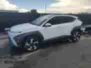 2025 Hyundai Kona Limited с VIN KM8HE3A32SU201842, выставлен на аукционе Copart как лот 63146215 с пробегом 663 миль миль и Списание • Salvage title. История ставок и продаж доступна на DreamBid. Изображение 1.