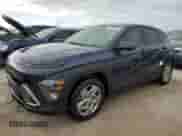 2024 Hyundai Kona Essential с VIN KM8HA3AB5RU131816, выставлен на аукционе Copart как лот 77075764 с пробегом Не указан миль и На запчасти • Non repairable. История ставок и продаж доступна на DreamBid. Изображение 1.