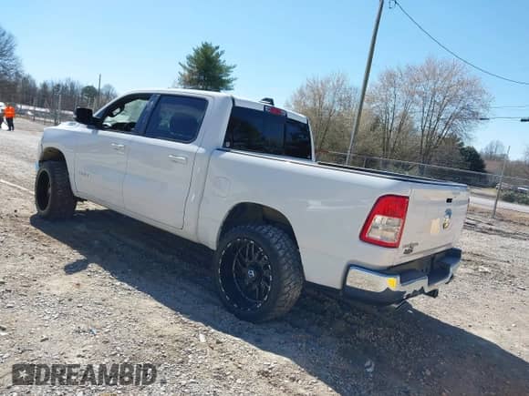 2021 Ram 1500 Lone Star z VIN 1C6RREFT4MN708750, wystawiony jako IAAI lot #41762032 z przebiegiem 100 337 mil mil oraz . Historia ofert i sprzedaży dostępna na DreamBid. Obrazek 3.