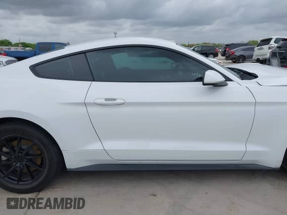 2019 Ford Mustang EcoBoost z VIN 1FA6P8TH2K5192524, wystawiony jako IAAI lot #41882260 z przebiegiem 82 039 mil mil oraz . Historia ofert i sprzedaży dostępna na DreamBid. Obrazek 14.