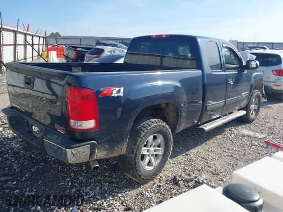 2007 GMC Sierra 1500 SLE2 z VIN 2GTEK19J871580825, wystawiony jako IAAI lot #42586800 z przebiegiem Nie podano mil oraz . Historia ofert i sprzedaży dostępna na DreamBid. Obrazek 4.