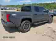 2024 Toyota Tacoma SR5 z VIN 3TMLB5JN2RM054571, wystawiony jako IAAI lot #42572496 z przebiegiem 7 157 mil mil oraz . Historia ofert i sprzedaży dostępna na DreamBid. Obrazek 4.