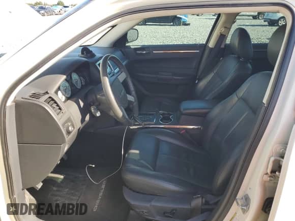 2009 Chrysler 300 Touring с VIN 2C3LA53V39H552426, выставлен на аукционе Copart как лот 80714625 с пробегом 150 980 миль миль и Списание • Salvage title. История ставок и продаж доступна на DreamBid. Изображение 7.