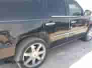 2011 Cadillac Escalade Premium z VIN 1GYS3CEF2BR129509, wystawiony jako IAAI lot #42030385 z przebiegiem 232 818 mil mil oraz . Historia ofert i sprzedaży dostępna na DreamBid. Obrazek 17.