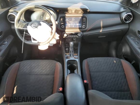 2022 Nissan Kicks SR z VIN 3N1CP5DV9NL477356, wystawiony jako Copart lot #81264135 z przebiegiem 46 501 mil mil oraz Szkoda całkowita • Salvage title. Historia ofert i sprzedaży dostępna na DreamBid. Obrazek 8.