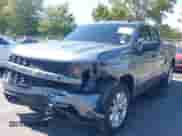 2020 Chevrolet Silverado 1500 Custom z VIN 1GCRYBEH0LZ314077, wystawiony jako IAAI lot #43184773 z przebiegiem 102 713 mil mil oraz . Historia ofert i sprzedaży dostępna na DreamBid. Obrazek 2.