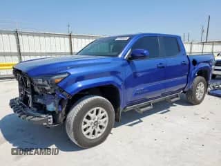 2024 Toyota Tacoma SR5 z VIN 3TMKB5FN4RM019129, wystawiony jako Copart lot #80289065 z przebiegiem 15 581 mil mil oraz Szkoda całkowita • Salvage title. Historia ofert i sprzedaży dostępna na DreamBid. Obrazek 1.
