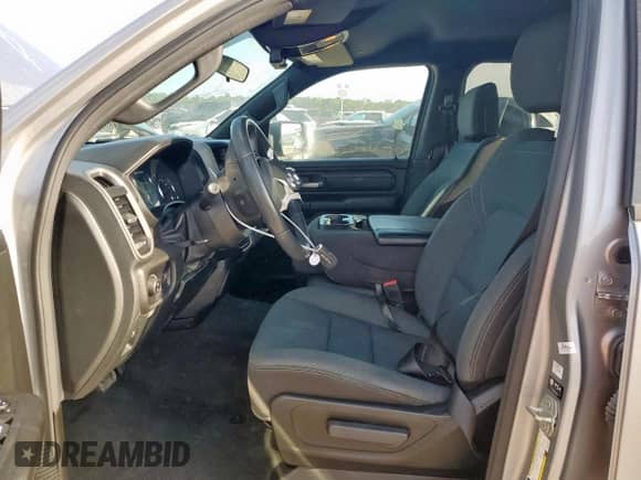 2024 Ram 1500 Tradesman z VIN 1C6SRECG8RN152152, wystawiony jako Copart lot #83794585 z przebiegiem 55 712 mil mil oraz Szkoda całkowita • Salvage title. Historia ofert i sprzedaży dostępna na DreamBid. Obrazek 7.