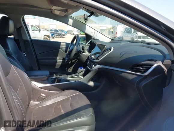 2017 Chevrolet Volt LT z VIN 1G1RA6S53HU178322, wystawiony jako IAAI lot #43347517 z przebiegiem 117 688 mil mil oraz . Historia ofert i sprzedaży dostępna na DreamBid. Obrazek 5.