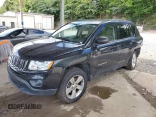 2011 Jeep Compass Latitude z VIN 1J4NT1FBXBD151462, wystawiony jako Copart lot #63615585 z przebiegiem 154 932 mil mil oraz Szkoda całkowita • Salvage title. Historia ofert i sprzedaży dostępna na DreamBid. Obrazek 1.