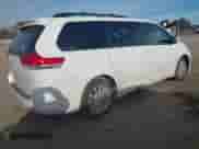 2012 Toyota Sienna XLE z VIN 5TDDK3DC2CS043340, wystawiony jako IAAI lot #43520428 z przebiegiem 245 905 mil mil oraz . Historia ofert i sprzedaży dostępna na DreamBid. Obrazek 4.