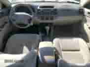 2004 Toyota Camry LE z VIN 4T1BF32K54U064570, wystawiony jako Copart lot #84811775 z przebiegiem 247 059 mil mil oraz Czysty tytuł • Clean title. Historia ofert i sprzedaży dostępna na DreamBid. Obrazek 8.