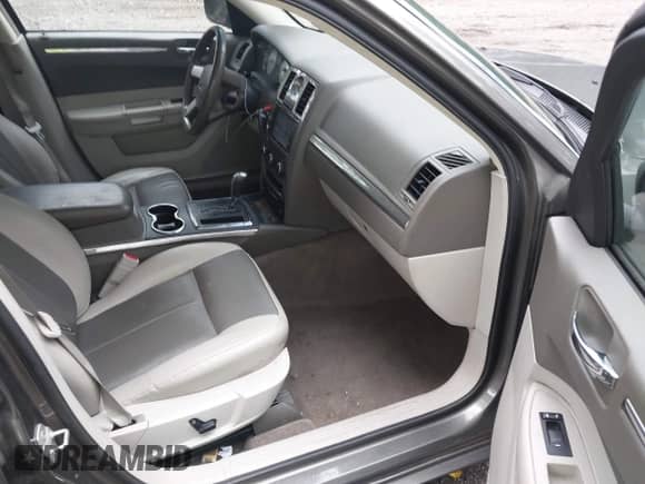 2008 Chrysler 300 Touring с VIN 2C3LA53G68H259202, выставлен на аукционе IAAI как лот 42903268 с пробегом 105 913 миль миль и . История ставок и продаж доступна на DreamBid. Изображение 5.