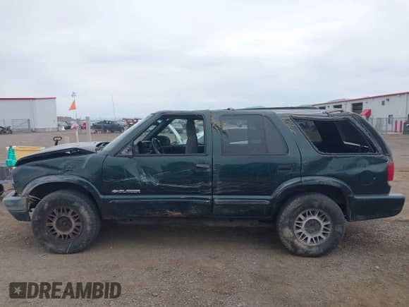 2002 Chevrolet Blazer LS z VIN 1GNDT13W22K228255, wystawiony jako IAAI lot #42923627 z przebiegiem 166 545 mil mil oraz . Historia ofert i sprzedaży dostępna na DreamBid. Obrazek 13.