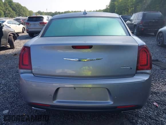 2018 Chrysler 300 S z VIN 2C3CCAGG4JH267981, wystawiony jako IAAI lot #42816400 z przebiegiem 116 329 mil mil oraz . Historia ofert i sprzedaży dostępna na DreamBid. Obrazek 16.