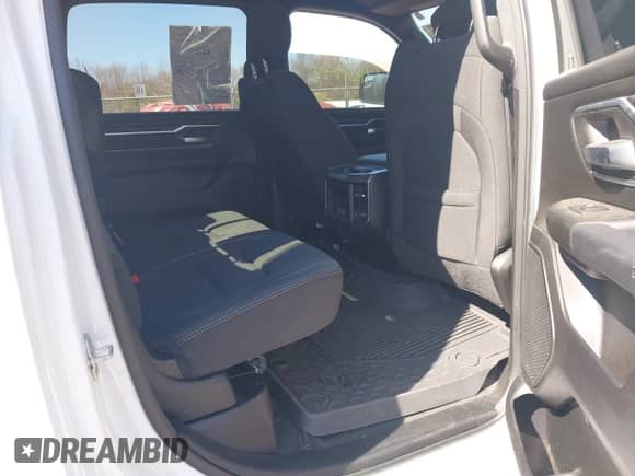 2024 Ram 1500 Big Horn z VIN 1C6SRFFT8RN107517, wystawiony jako IAAI lot #41881945 z przebiegiem 26 396 mil mil oraz . Historia ofert i sprzedaży dostępna na DreamBid. Obrazek 8.