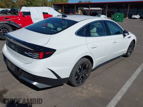 2025 Hyundai Sonata SEL z VIN KMHL64JA7SA486406, wystawiony jako IAAI lot #43503569 z przebiegiem 15 107 mil mil oraz . Historia ofert i sprzedaży dostępna na DreamBid. Obrazek 4.