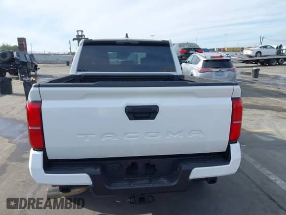 2024 Toyota Tacoma SR5 z VIN 3TMKB5FN5RM022914, wystawiony jako IAAI lot #41398168 z przebiegiem 2 535 mil mil oraz . Historia ofert i sprzedaży dostępna na DreamBid. Obrazek 15.