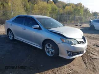 2013 Toyota Camry SE z VIN 4T1BF1FKXDU650860, wystawiony jako IAAI lot #43538217 z przebiegiem 202 416 mil mil oraz . Historia ofert i sprzedaży dostępna na DreamBid. Obrazek 1.