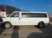 2018 Chevrolet Express Passenger LT z VIN 1GAZGPFG6J1269222, wystawiony jako IAAI lot #41433114 z przebiegiem 99 985 mil mil oraz . Historia ofert i sprzedaży dostępna na DreamBid. Obrazek 14.